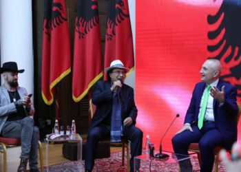Meta pret Albanon në presidencë, mahnitet nga zëri i tij, ngrihet në këmbë