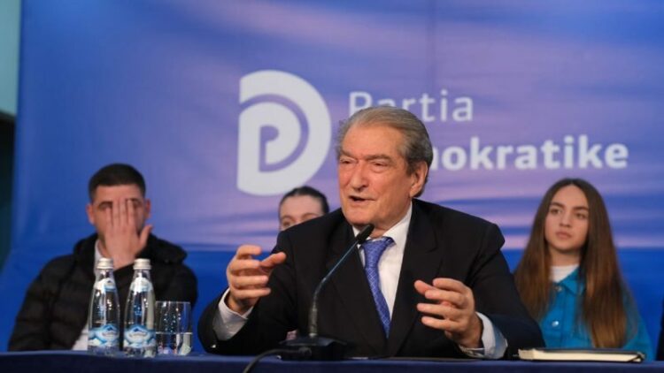 Kuvendi i Berishës/ Delegatët mbërrijnë nga rrethet, nis hyrja në ‘Air Albania’