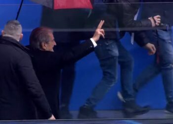 Sali Berisha hyn në Kuvend, me 2 gishta lart përshëndet demokratët