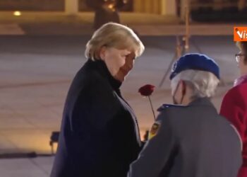 Ceremonia/ Merkel përfundon mandatin, largohet e buzëqeshur me një trëndafil të kuq