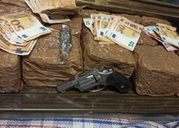 680 kg drogë e fshehur nën tallash, arrestohen dy shqiptarë në Itali