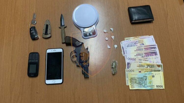 Policia aksion në Astir, lokalizohet dhe kapet 56-vjeçari me kokainë dhe armë zjarri