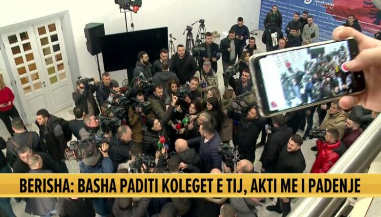 Kaos në selinë e PD/ Përplasje mes mbështetësve të palëve, ovacione “Basha”, “Berisha”