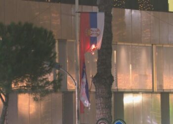 Dogjën flamujt e Serbisë, arrestohen 2 persona ndërsa 6 të mitur vihen në hetim