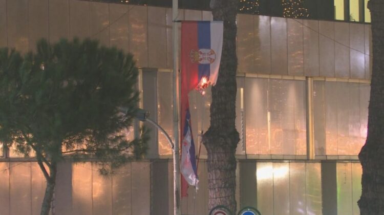 Dogjën flamujt e Serbisë, arrestohen 2 persona ndërsa 6 të mitur vihen në hetim