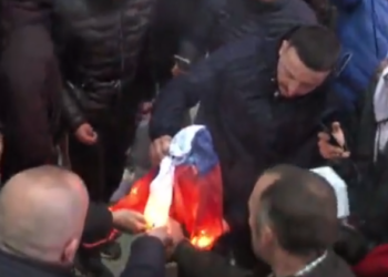 Tubimi kundër ‘Open Balkan’/ Digjet flamuri serb para Kryeministrisë