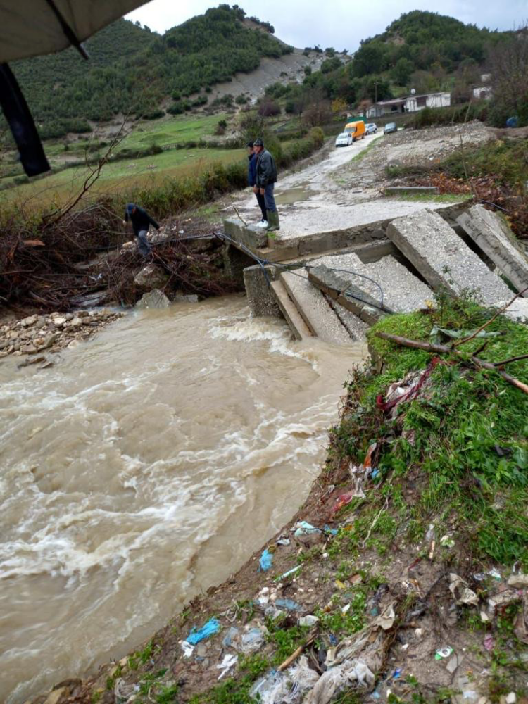 Moti i keq në Selenicë, dëmtohet ura e fshatit Mesaplik, izolohen rreth 100 familje(FOTO)