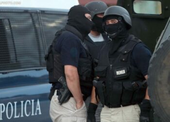 Të fshehur në çanta të zeza, zbulohet një arsenal armësh në Qafë Botë