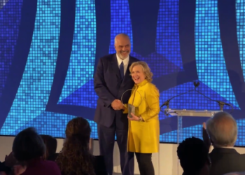 Hillary Clinton i jep çmim kryeministrit Rama: E admiroj punën, falë tij 1000 afganë, shumica gra, shpëtuan