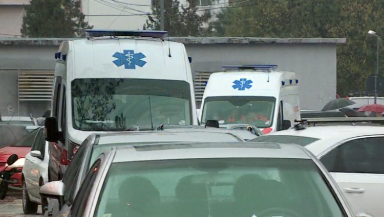 Situatë kaotike në QSUT, fluks automjetesh, ambulancat bllokohen në trafik
