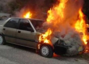 Digjet makina në Shkodër, kamerat kapin autorin, si u fut dhe i vuri flakën