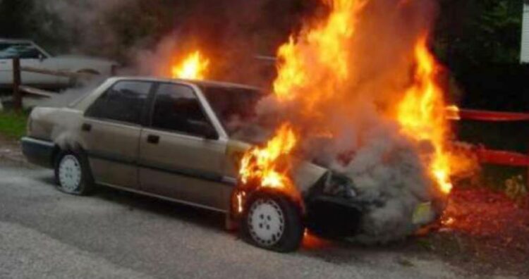 Digjet makina në Shkodër, kamerat kapin autorin, si u fut dhe i vuri flakën