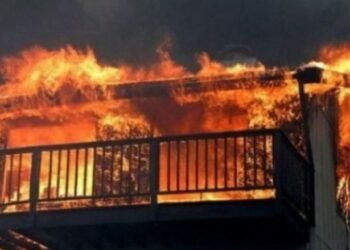 Merr flakë kati 5-të i një pallati në Fier, shpëton mrekullisht nga zjarri një familje
