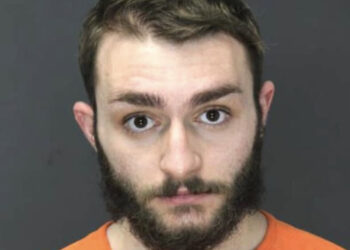 Goditi me thikë nënën e tij në shpinë, arrestohet i riu shqiptar në SHBA