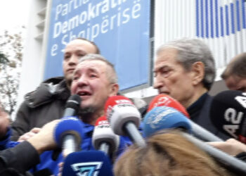 Berisha thirrje Bashës: Hiq dorë nga dhuna, largo rrugeçërit nga shtëpia e lirisë