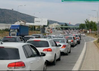 Protestë në doganën e Morinës/ Qytetarët: Blejmë ushqime në Kosovë, një thes misër 10 €, duhen 30 euro test PCR