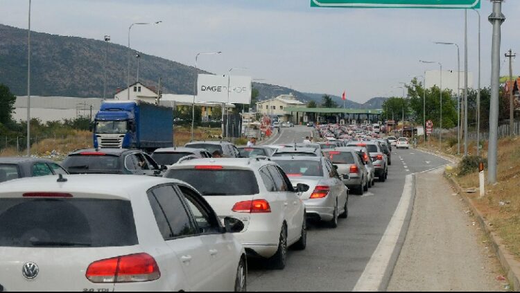 Protestë në doganën e Morinës/ Qytetarët: Blejmë ushqime në Kosovë, një thes misër 10 €, duhen 30 euro test PCR