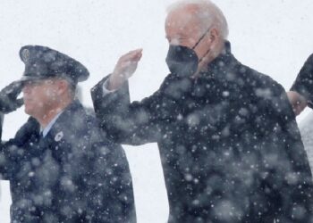 Moti i keq godet Amerikën, bëhet virale VIDEO e Biden që zbret nga avioni në mes të stuhisë