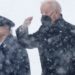 Moti i keq godet Amerikën, bëhet virale VIDEO e Biden që zbret nga avioni në mes të stuhisë