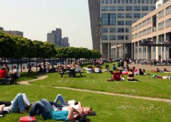 Holanda merr VENDIMIN! Do të rihapë shkollat pavarësisht rasteve në rritje