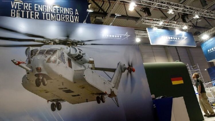 Izraeli dhe SHBA nënshkruajnë marrëveshjen prej 3.1 miliardë dollarësh për helikopterët dhe avionët e karburantit