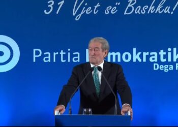 Berisha në Fier: Basha shndërroi selinë e PD si shpellë të grupeve terroriste! 8 janari, protestë festive!