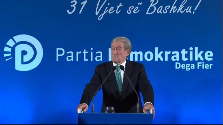 Berisha në Fier: Basha shndërroi selinë e PD si shpellë të grupeve terroriste! 8 janari, protestë festive!