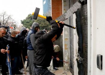 Protesta e dhunshme në PD, prokuroria kërkon në qeli 25 nga 34 të arrestuarit! Mes tyre shtetas nga Kosova e Maqedonia e Veriut