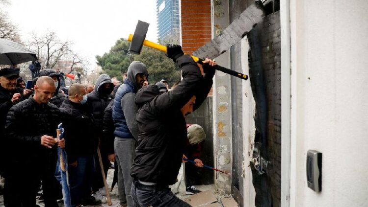 Protesta e dhunshme në PD, prokuroria kërkon në qeli 25 nga 34 të arrestuarit! Mes tyre shtetas nga Kosova e Maqedonia e Veriut