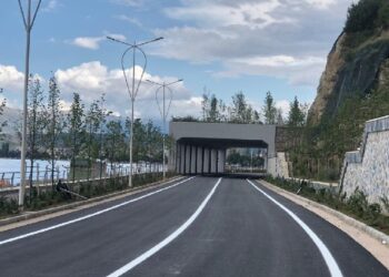 Aksident tek tunelet panoramike në Pogradec! Motori përplaset me vinçin e bashkisë, plagoset drejtuesi