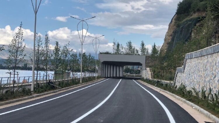 Aksident tek tunelet panoramike në Pogradec! Motori përplaset me vinçin e bashkisë, plagoset drejtuesi