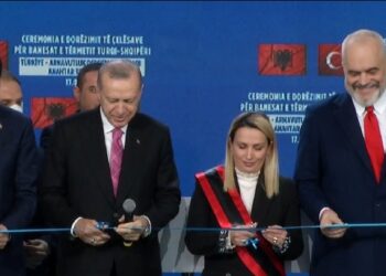 Erdogan dhe Rama presin shiritin e inaugurimit të 522 banesave të rindërtuara në Laç: Të themi bismilah