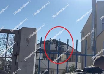 Protesta tek ‘5 Maji’/ Banori refuzon shembjen, hipën mbi çati: E kam shtëpinë me letra