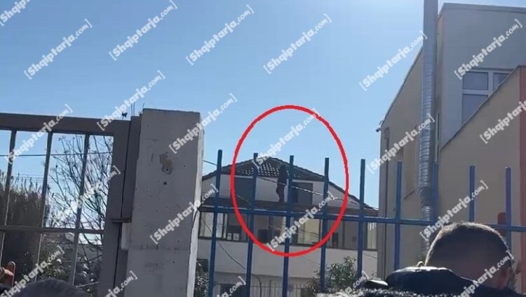 Protesta tek ‘5 Maji’/ Banori refuzon shembjen, hipën mbi çati: E kam shtëpinë me letra