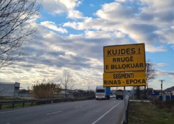 ARRSH njofton drejtuesit e mjeteve: Për të shkuar në drejtim të aeroportit të Rinasit duhet të ndjekin “Rrugën e Vorës”