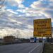ARRSH njofton drejtuesit e mjeteve: Për të shkuar në drejtim të aeroportit të Rinasit duhet të ndjekin “Rrugën e Vorës”