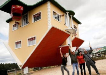 Me ‘kokë poshtë’? Shtëpia që po ‘çmend’ vizitorët në Kolumbi