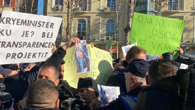 Banorët e 5 Majit dhe të Laprakës protestë para Kuvendit, përplasje me policinë