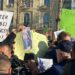 Banorët e 5 Majit dhe të Laprakës protestë para Kuvendit, përplasje me policinë