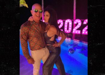 Nata e Vitit të Ri/ Jeff Bezos feston me të dashurën e tij dhe ish-të fejuarin e saj