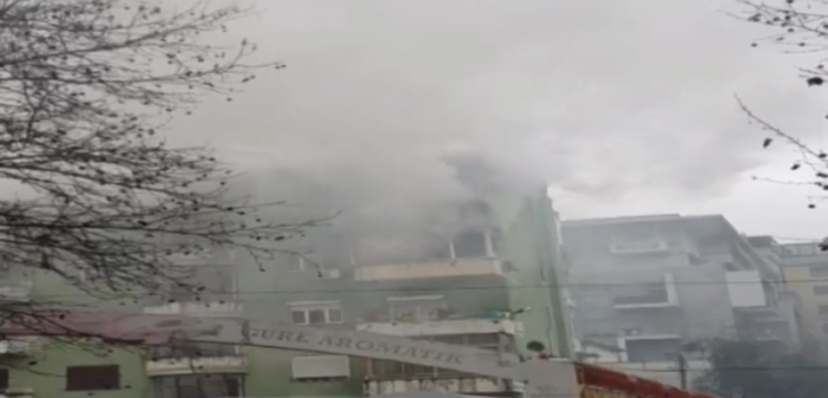 Zjarr në një apartament në katin e 10 në Elbasan