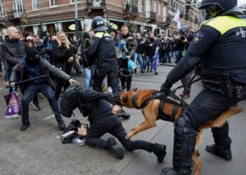 Demonstrata kundër masave anti-Covid në Holandë, trazira dhe kaos në rrugët e Amsterdamit