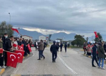 Me flamujt e Turqisë në duar/ Dhjetëra të rinj në Rinas në pritje të Erdogan