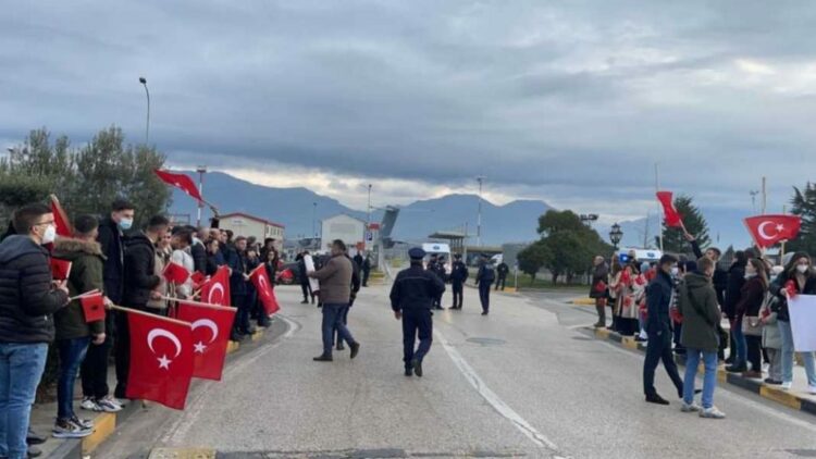 Me flamujt e Turqisë në duar/ Dhjetëra të rinj në Rinas në pritje të Erdogan