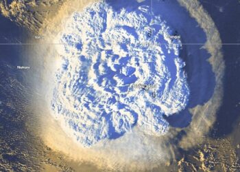 Shpërthimi i vullkanit nënujor, dallgët e cunamit arrijnë deri në brigjet e Amerikës