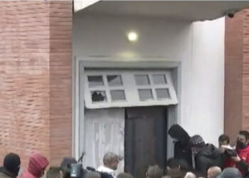 Reagon ambasada britanike: Shmangni dhunën, uluni në dialog