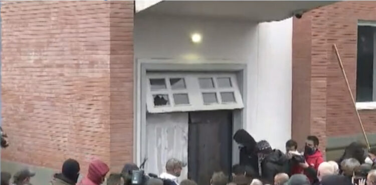 Reagon ambasada britanike: Shmangni dhunën, uluni në dialog