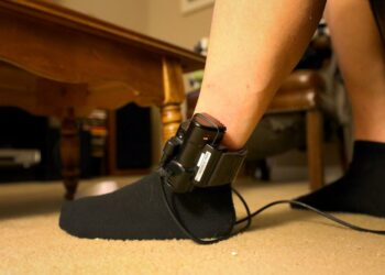 Pandemia vështirësoi kontrollin e të dënuarve në provë. Asnjë zgjidhje për byzylykët elektronikë