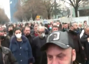 Me syze dhe maskë kundragaz, Berisha largohet nga PD, shoqërohet nga truprojat e tij