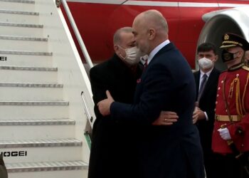 Erdogan mbërrin në Rinas, pritet me ceremoni zyrtare dhe përqafime nga Rama
